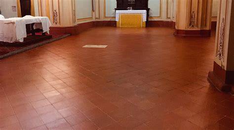 Interno della chiesa e pavimento in cotto