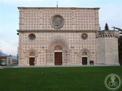 Rosoni e portali della facciata romanica