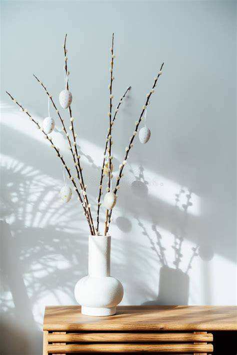 uova pasquali appese rami decorati