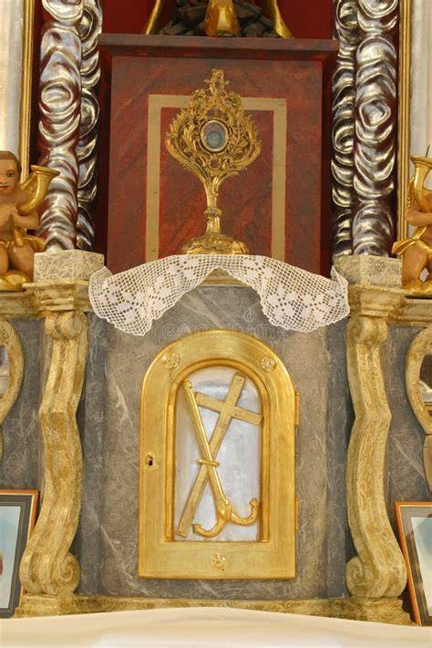 Tabernacolo cattolico sull’altare maggiore