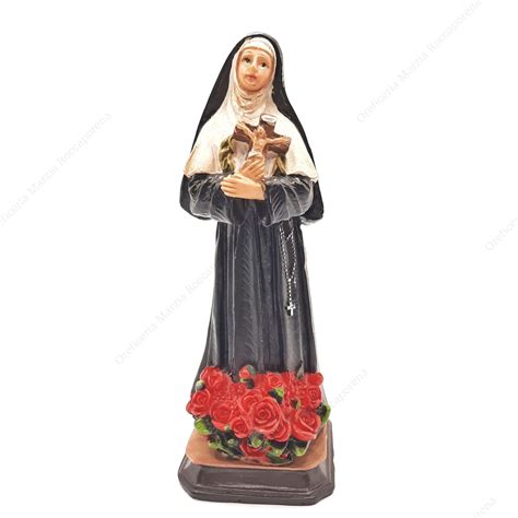 Statua di Santa Rita adornata con rose