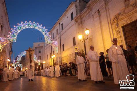 Processione serale con lumini accesi