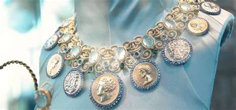 Collana preziosa donata alla Madonna