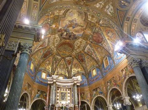 interno del Santuario tre navate cupola altare