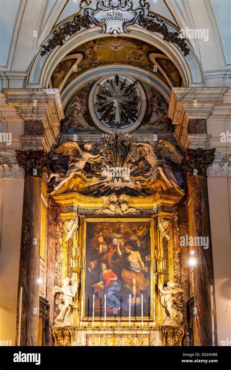 Altare mariano con angeli e simboli