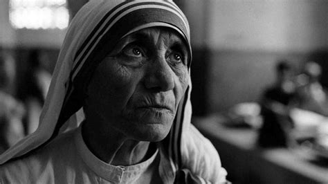 Madre Teresa accanto a persone bisognose