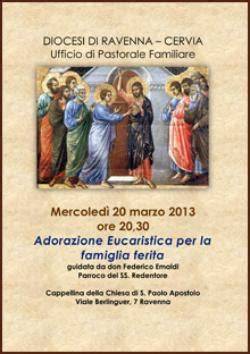 Famiglia riunita in adorazione eucaristica