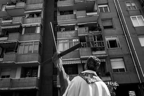 Don Cristiano Marcucci con croce nel quartiere Zanni