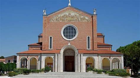 Facciata e piazzale del Santuario Madonna di Rosa