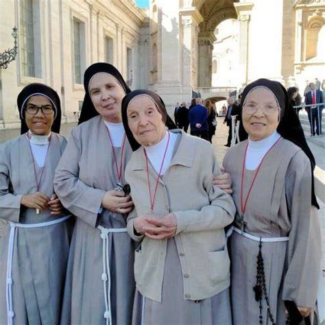 Suora laica con abiti civili durante il servizio