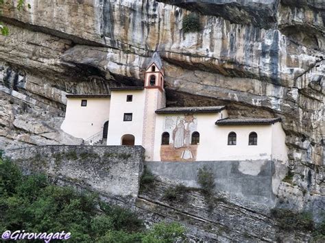 eremo benedettino sospeso nella roccia