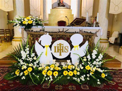 altare Prima Comunione fiori bianchi