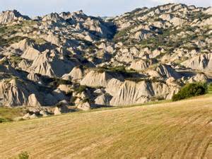 Paesaggio di Riosto tra calanchi e vigneti
