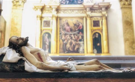 Scultura del Cristo Morto in chiesa