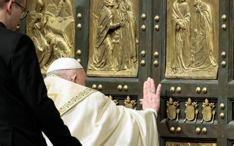 Papa Francesco nel confessionale di San Pietro