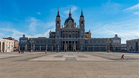 Facciata neoclassica della Cattedrale Almudena