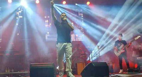 Rosario Miraggio durante un concerto