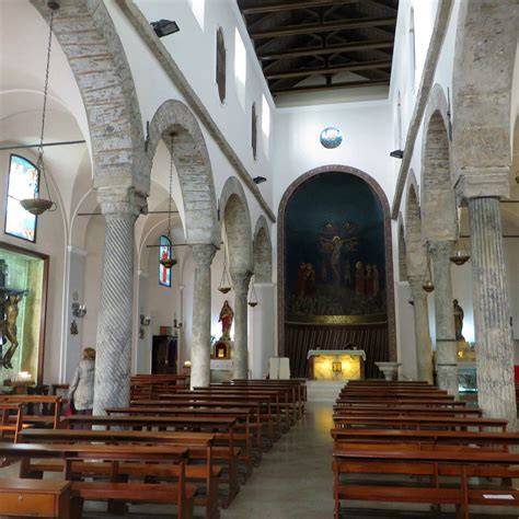 Interno della Chiesa del Crocifisso Salerno