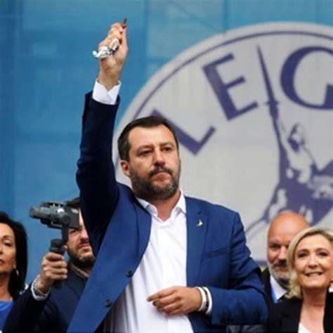 Matteo Salvini con rosario e simboli religiosi