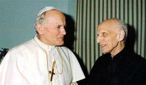 Padre Arrupe con rifugiati in Asia