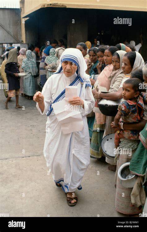 Madre Teresa serve i poveri a Calcutta