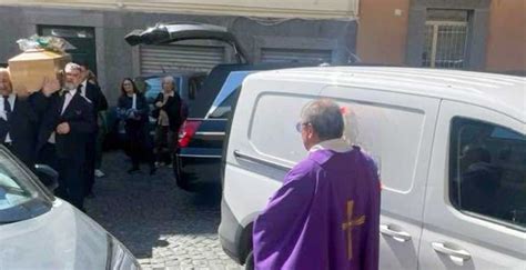 benedizione auto davanti alla chiesa