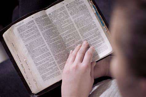 Persona che legge la Bibbia online