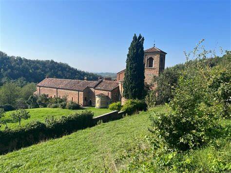 Abbazia di Vezzolano tra colline del Monferrato