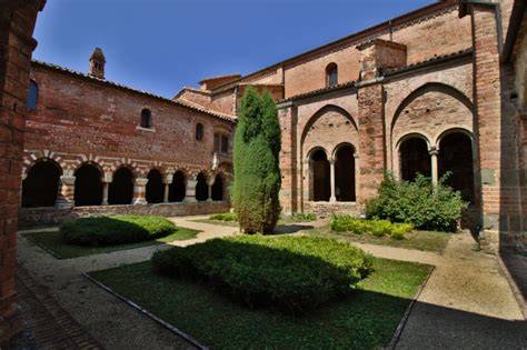 Chiostro medievale Abbazia di Vezzolano affreschi