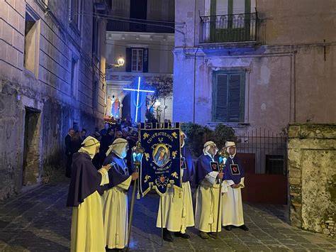 Processione religiosa nel centro storico di Montagano