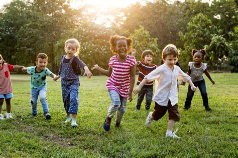 Bambini diversi pregano insieme cielo