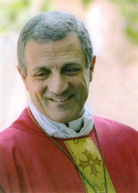 Don Tonino Bello celebra la Messa