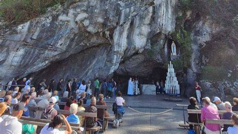 pellegrini malati davanti alla Grotta di Lourdes