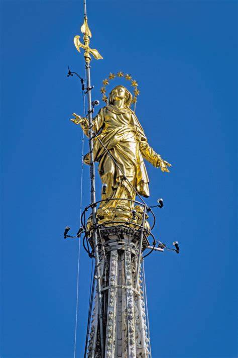 Madonnina dorata sulla guglia del Duomo