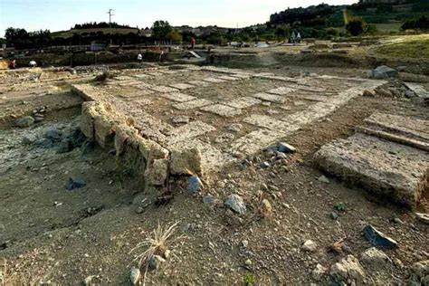 Altari etruschi con teste di ariete e leone