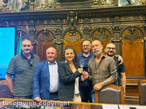 Calici di vino nel centro storico