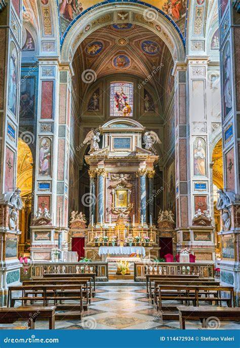 Altare di una chiesa durante concerto sacro
