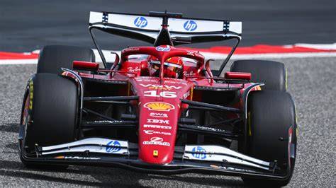 Formula 1 monoposto davanti a chiesa