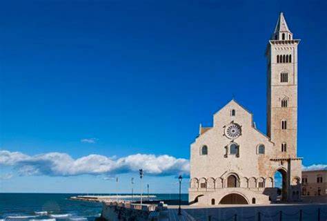 Cattedrale di Trani affacciata sul mare