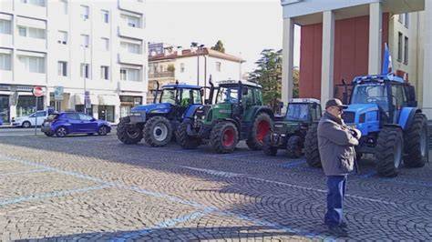 Trattori in processione davanti al santuario