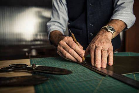 Artigiano al lavoro su scarpe in pelle