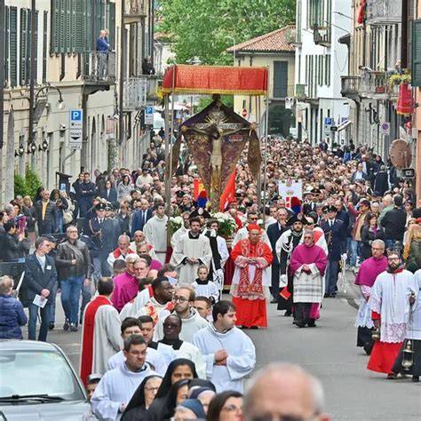 Processione sudamericana con crocifisso