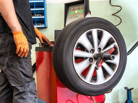 Attrezzatura per bilanciatura pneumatici auto