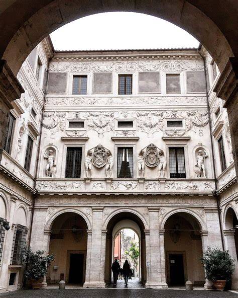 Facciata storica con finestre del mezzanino