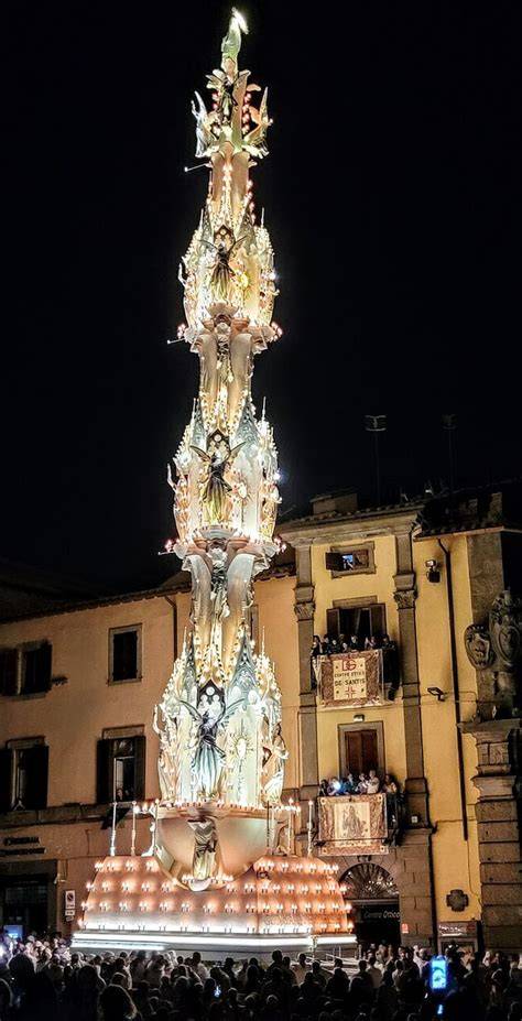 Macchina di Santa Rosa sotto la pioggia