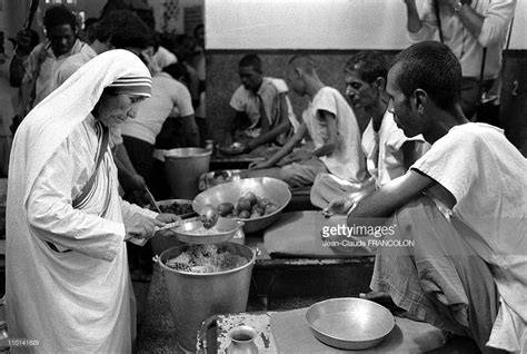 Madre Teresa in India con poveri