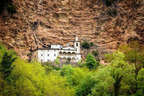 Eremo di Calomini nella parete rocciosa