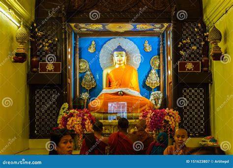 Devoto davanti statua Buddha indiano