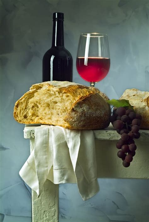 Pane e vino sull’altare eucaristico
