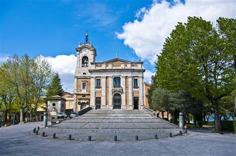 La Cattedrale di San Paolo tra fumo e macerie